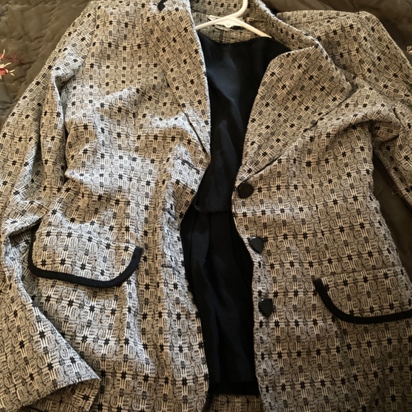 Woman’s skirt and jacket - Picture 3 of 5